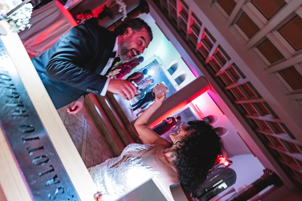 festa con open bar nella sala interna di tenuta corbinaia