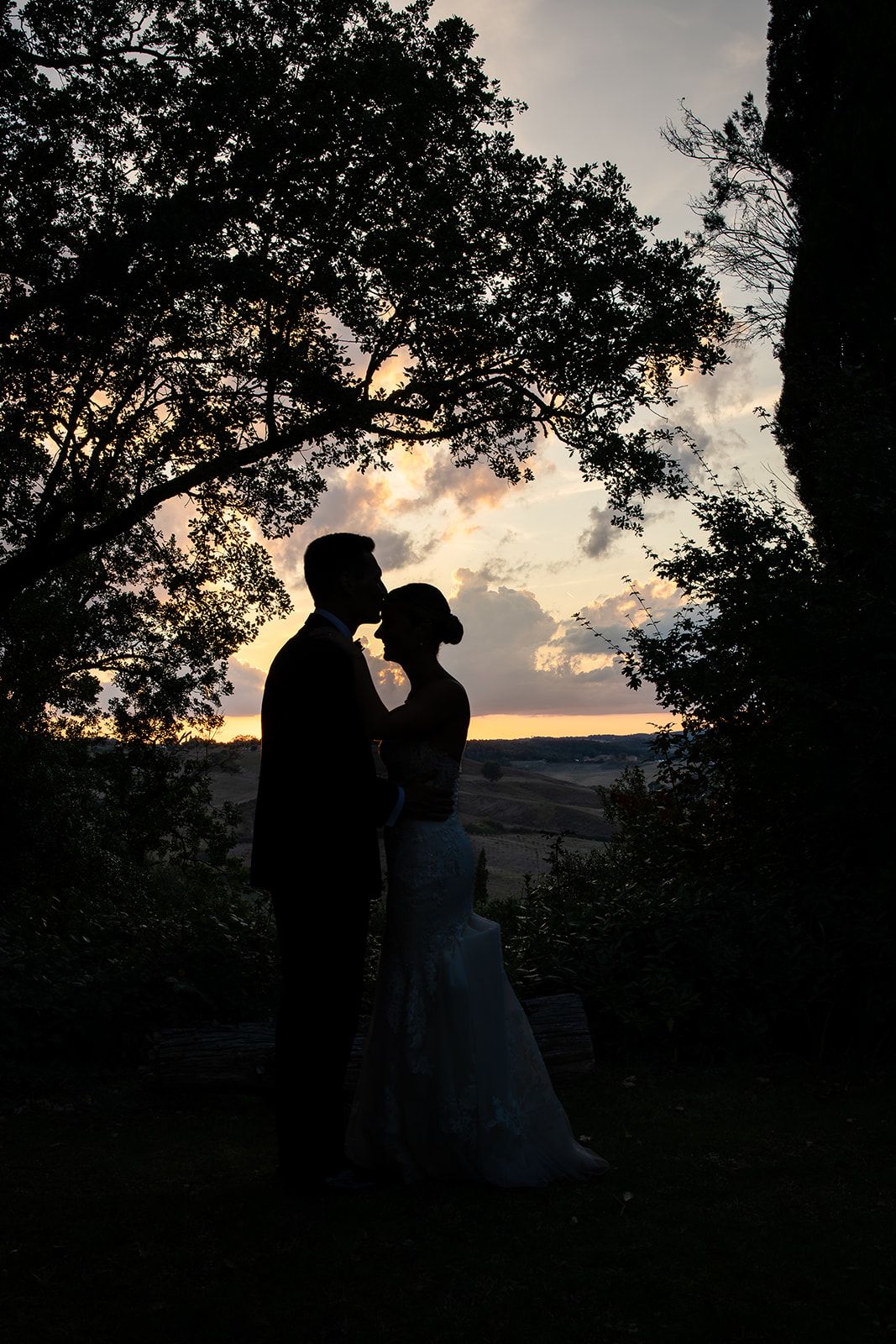 refined-wedding-storytelling-sunset-portrait-tuscany-hills