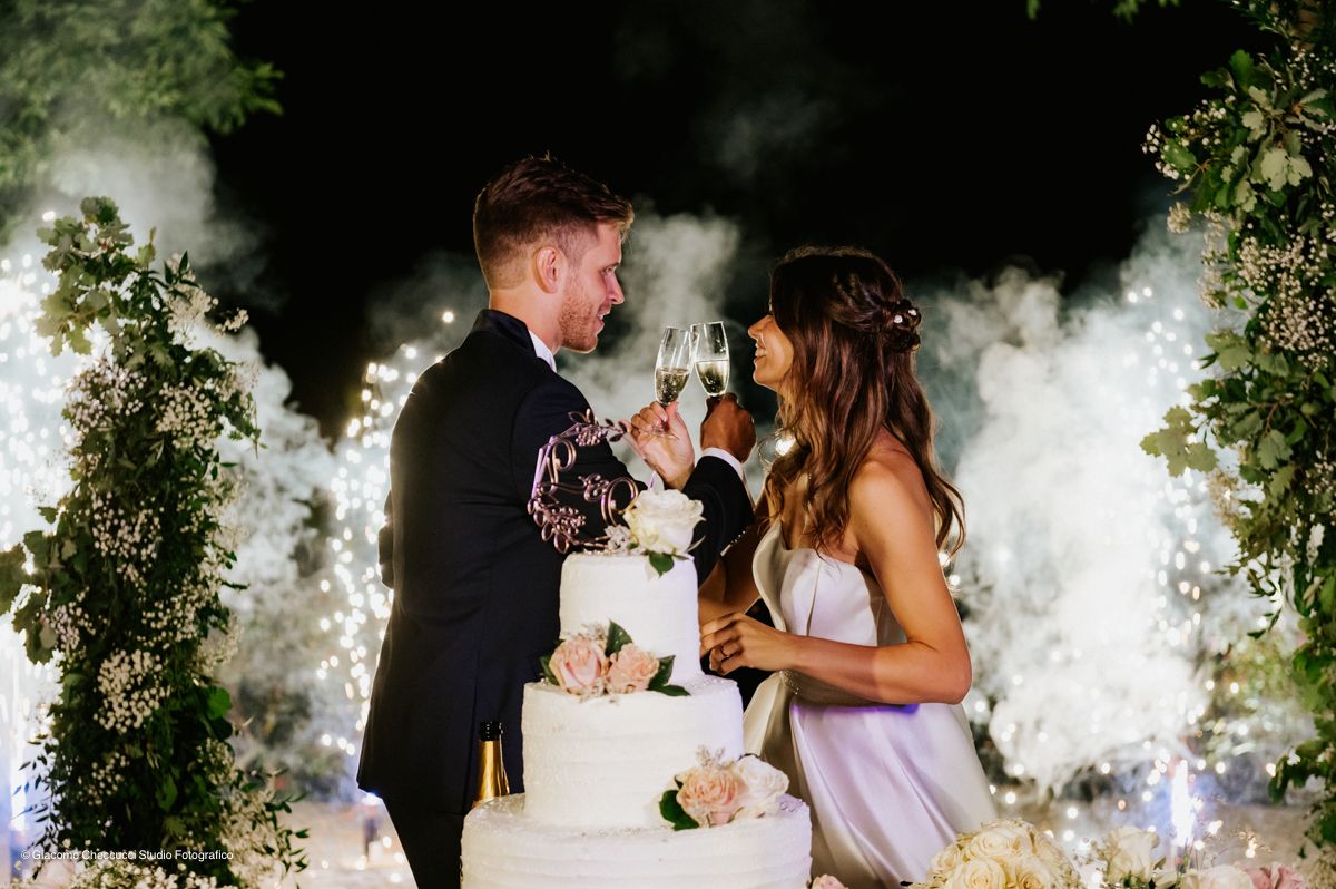 taglio torta matrimonio al lago eventi montione