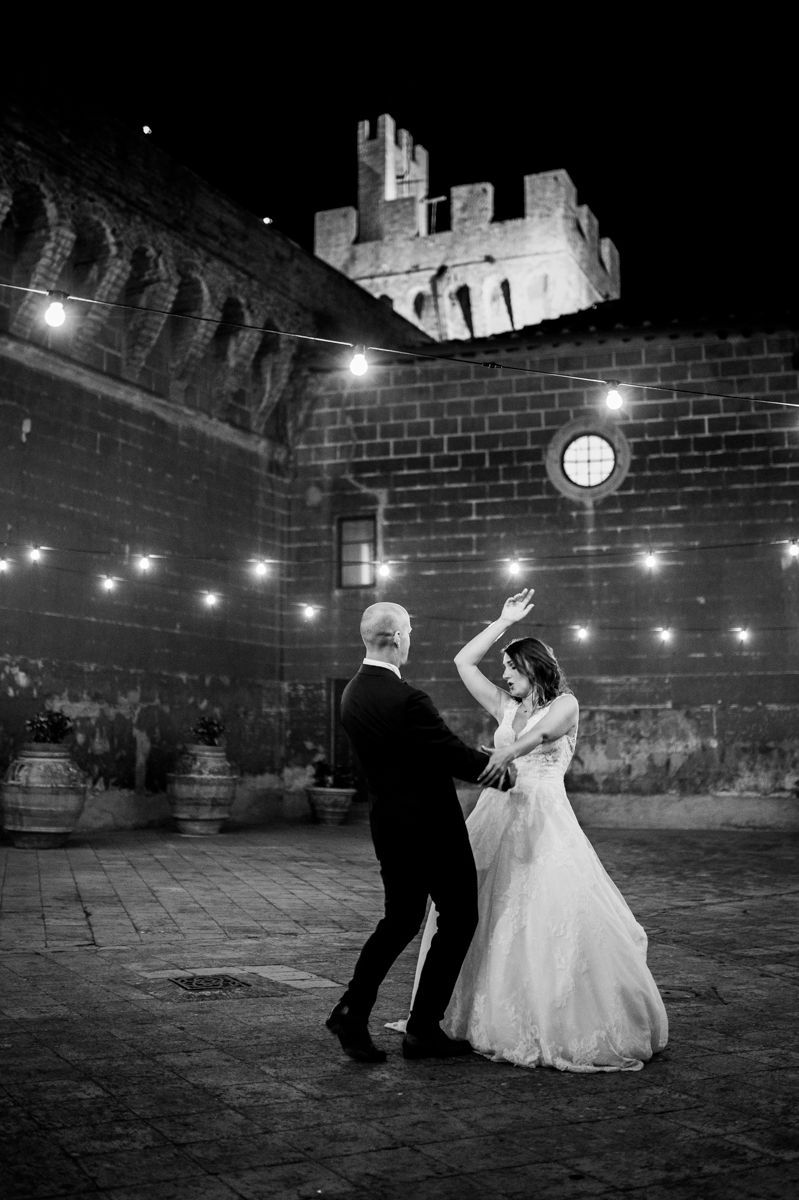 sposi ballano sotto la torretta del maestoso castello di oliveto foto matrimonio
