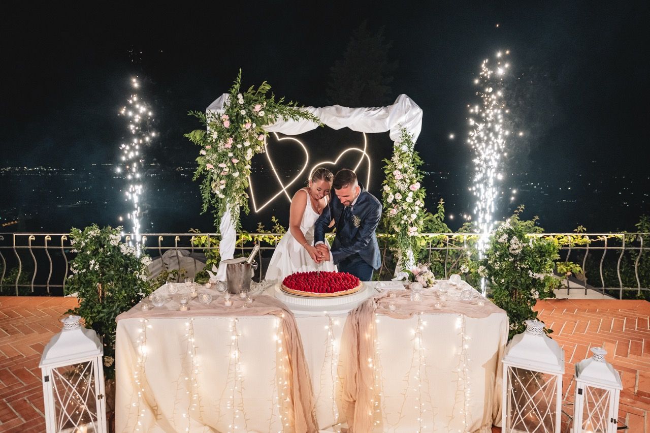 taglio torta matrimonio serale a borgo degli aranci con luci e fontane fredde