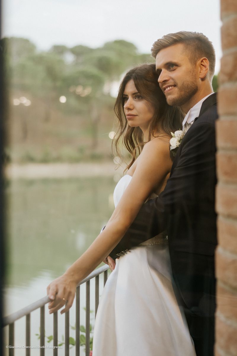 sposi al tramonto al lago eventi matrimonio in toscana