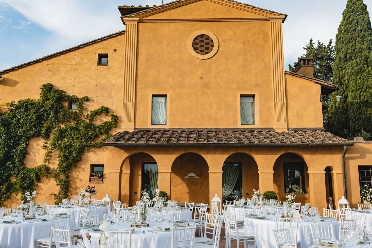 villa il petriccio con dettagli tavoli foto matrimonio