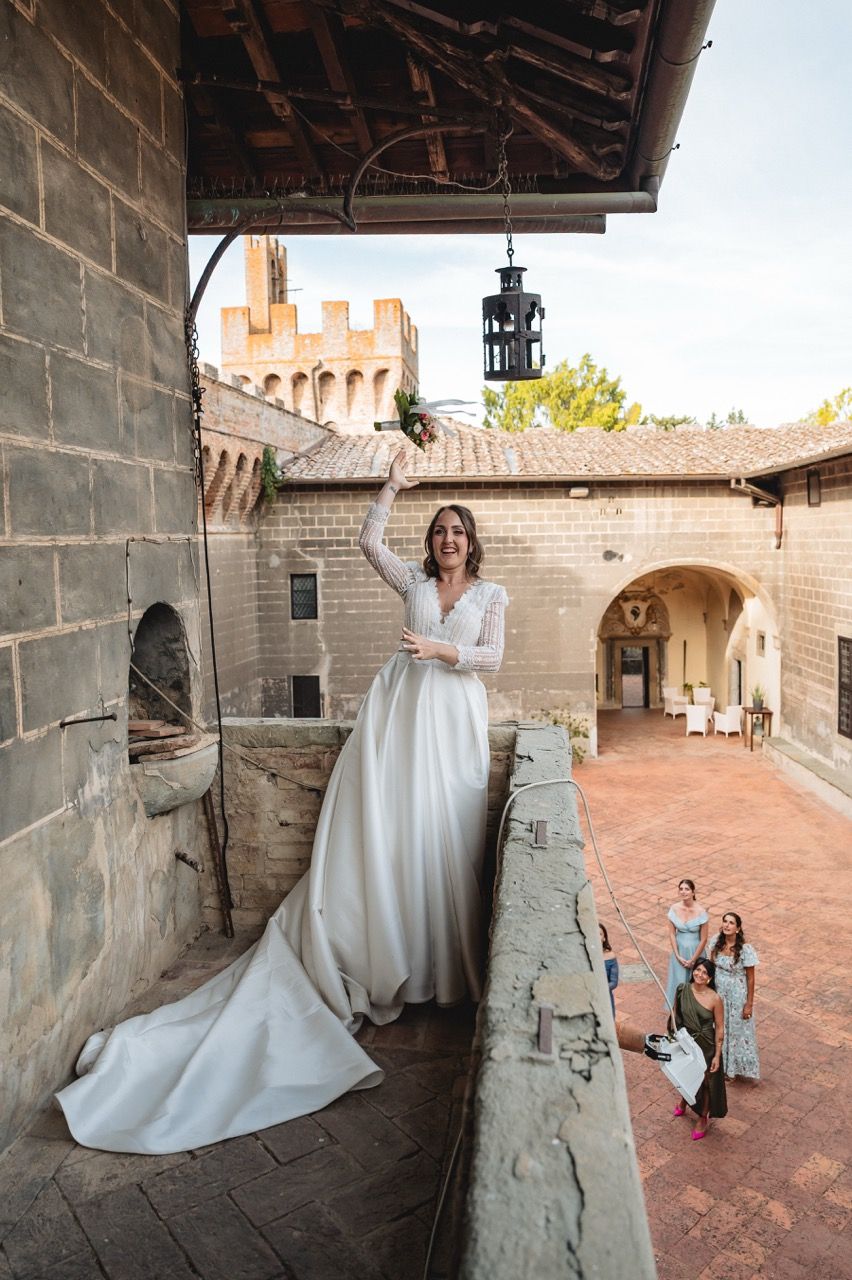 lancio-del-bouquet-corte-interna-castello-di-oliveto