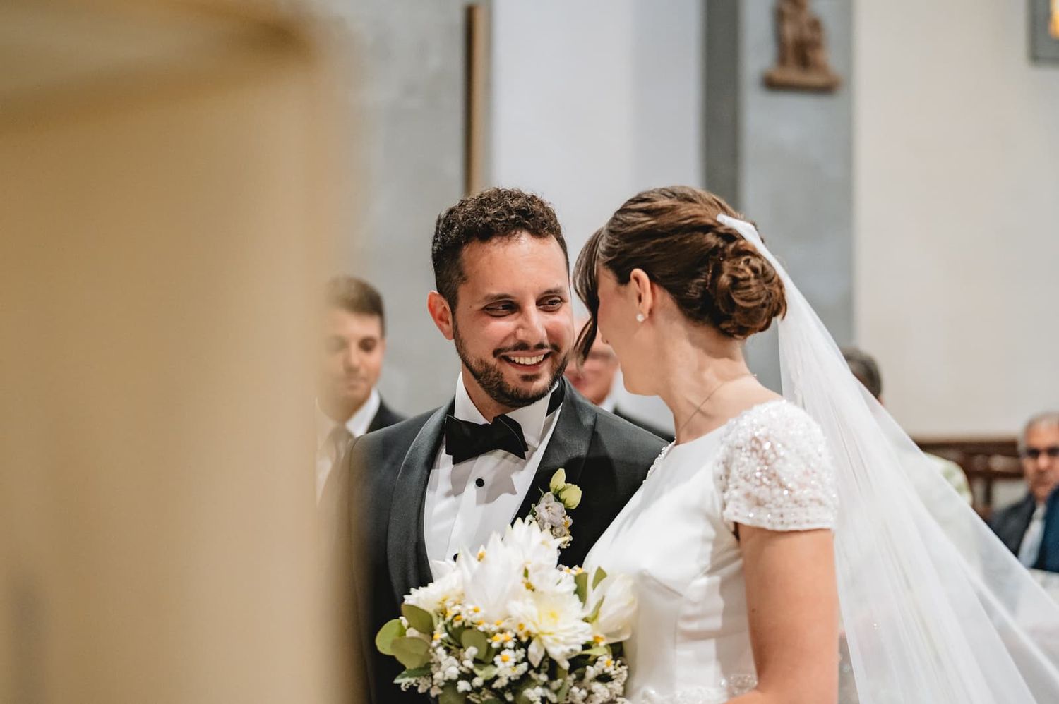 Martina e Gianluca sorridono all'altare durante il rito nella Chiesa di San Tommaso a Certaldo