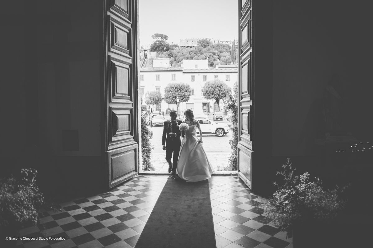 entrata della sposa alla chiesa di san tommaso a certaldo