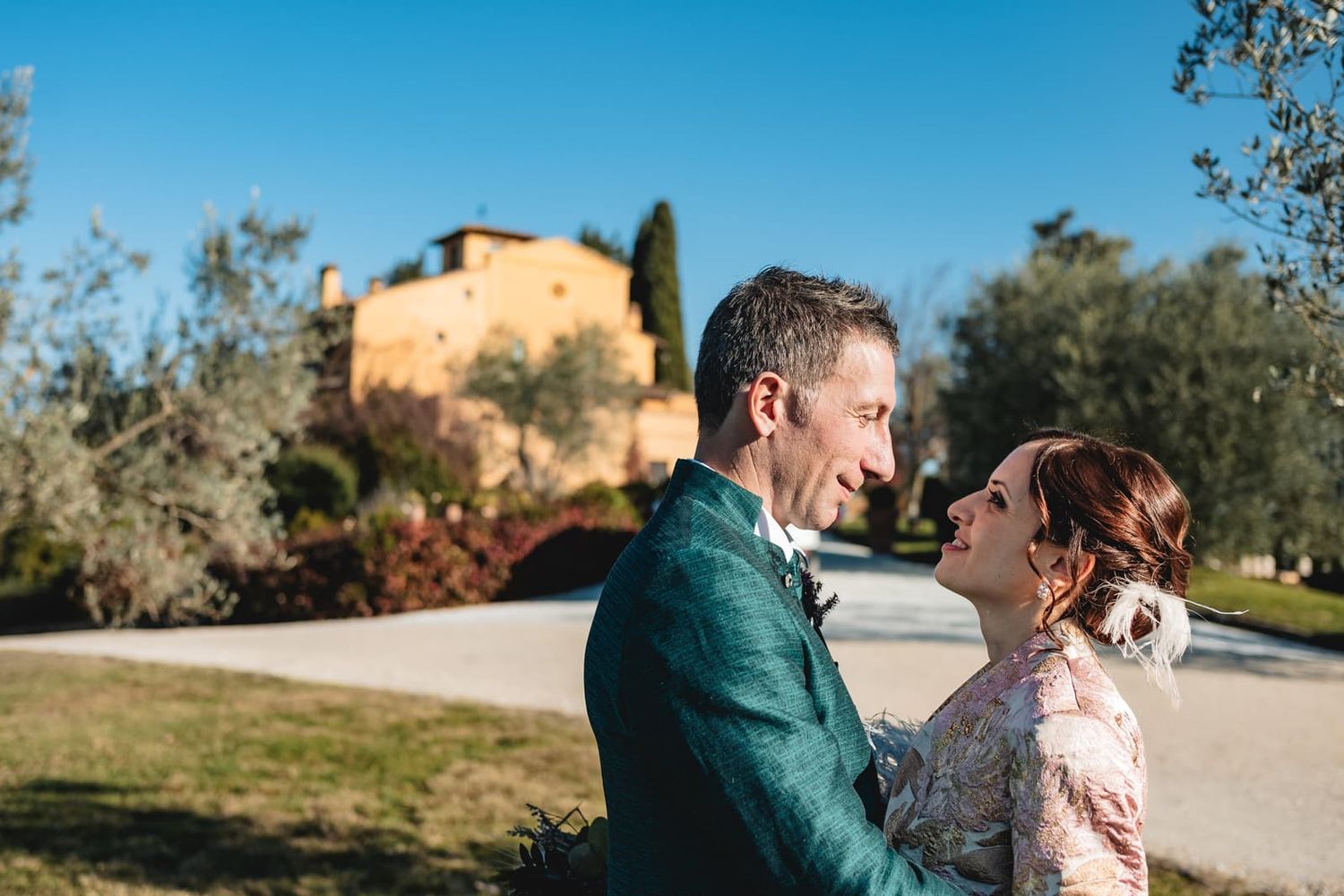 Elena e Federico tra gli ulivi con la villa sullo sfondo, matrimonio invernale a Villa il Petriccio, Montespertoli