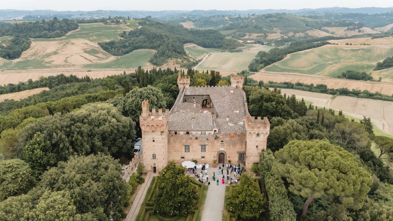 vista aerea drone castello di oliveto e giardini per matrimonio
