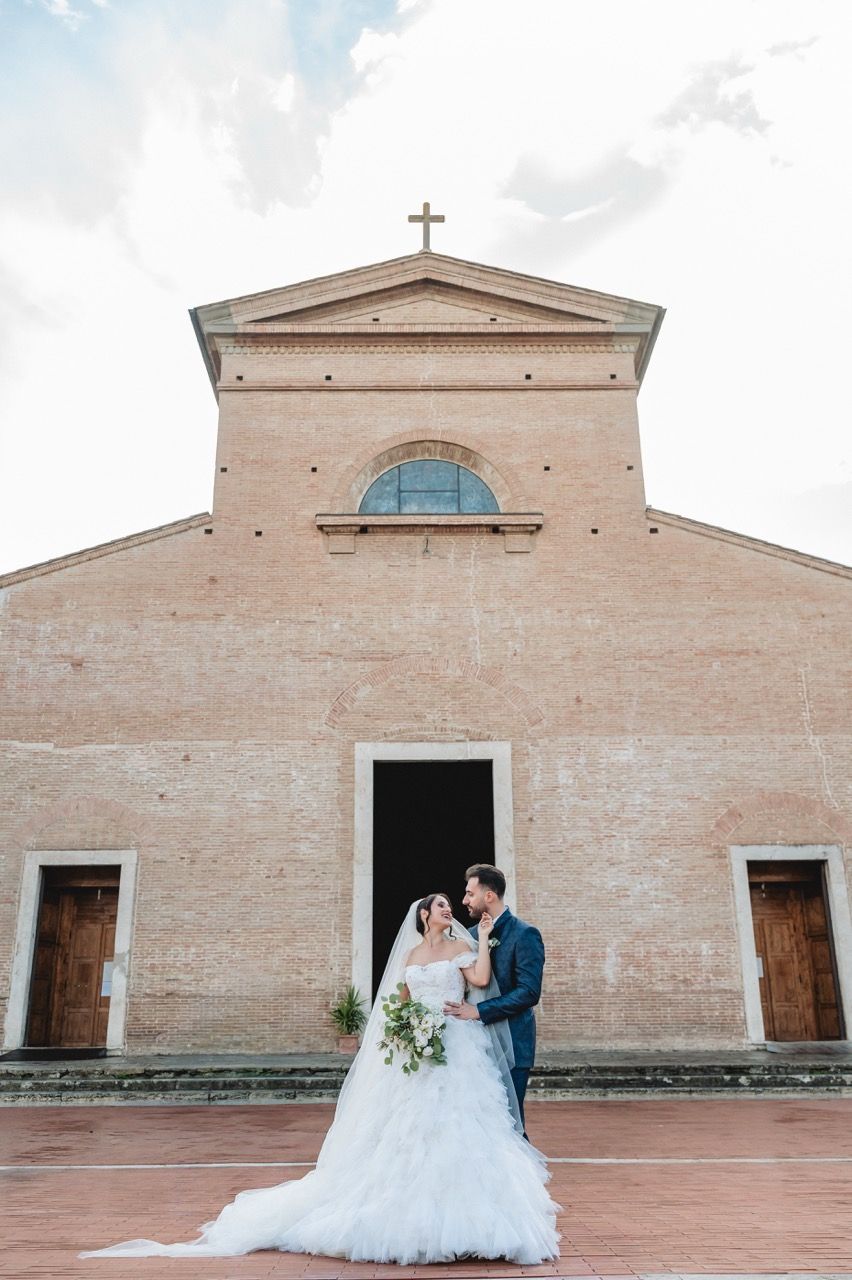 sposi si guardano davanti alla chiesa san tommaso a certaldo in piazza boccaccio