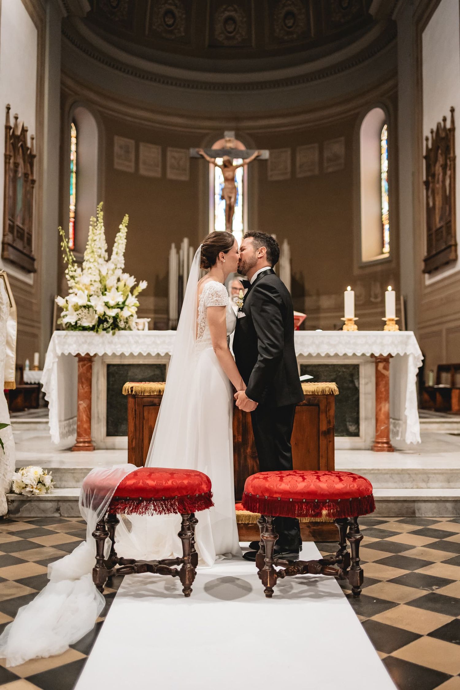 Il primo bacio degli sposi davanti all'altare della Chiesa di San Tommaso, matrimonio a Certaldo