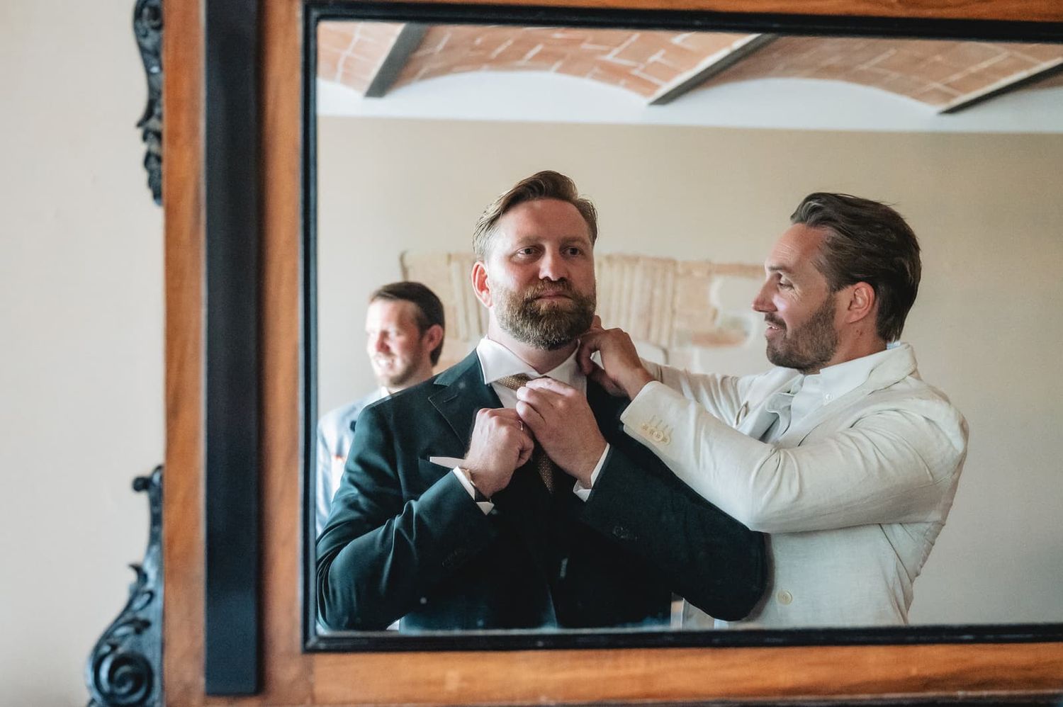 The groom getting ready with his groomsmen in front of a mirror, Borgo San Faustino, Orvieto