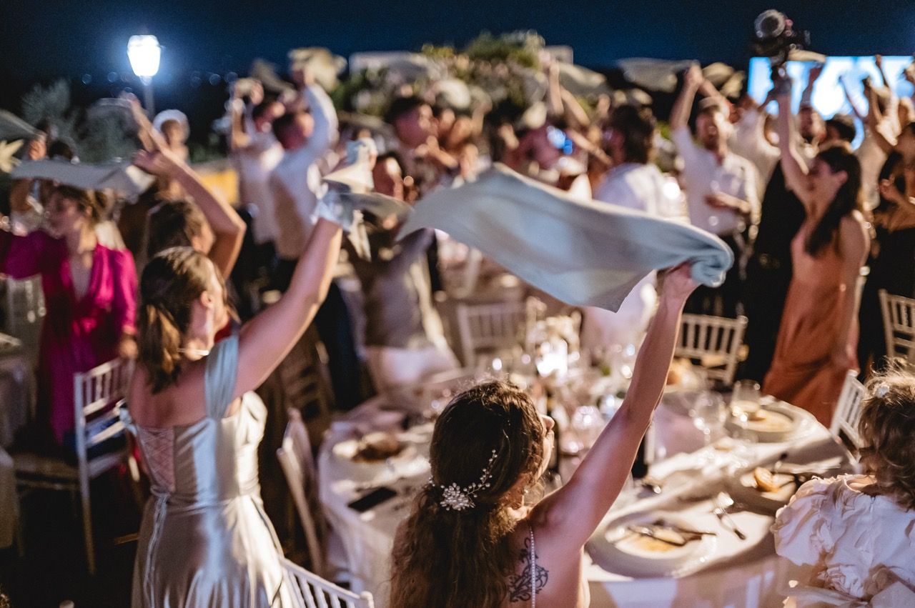 cena in terrazza a villa il petriccio con catene luminose sulle colline fiorentine