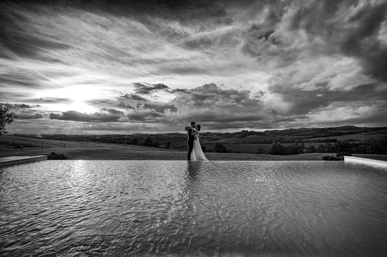 sposi matrimonio in piscina