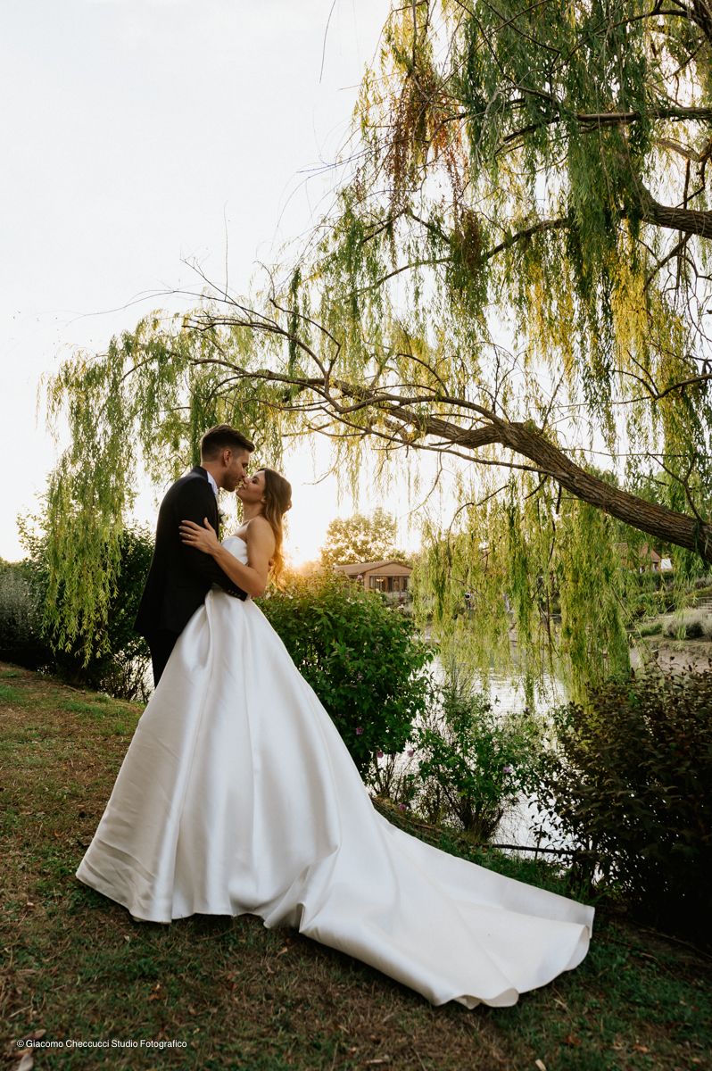 sposi al tramonto al lago eventi matrimonio in toscana
