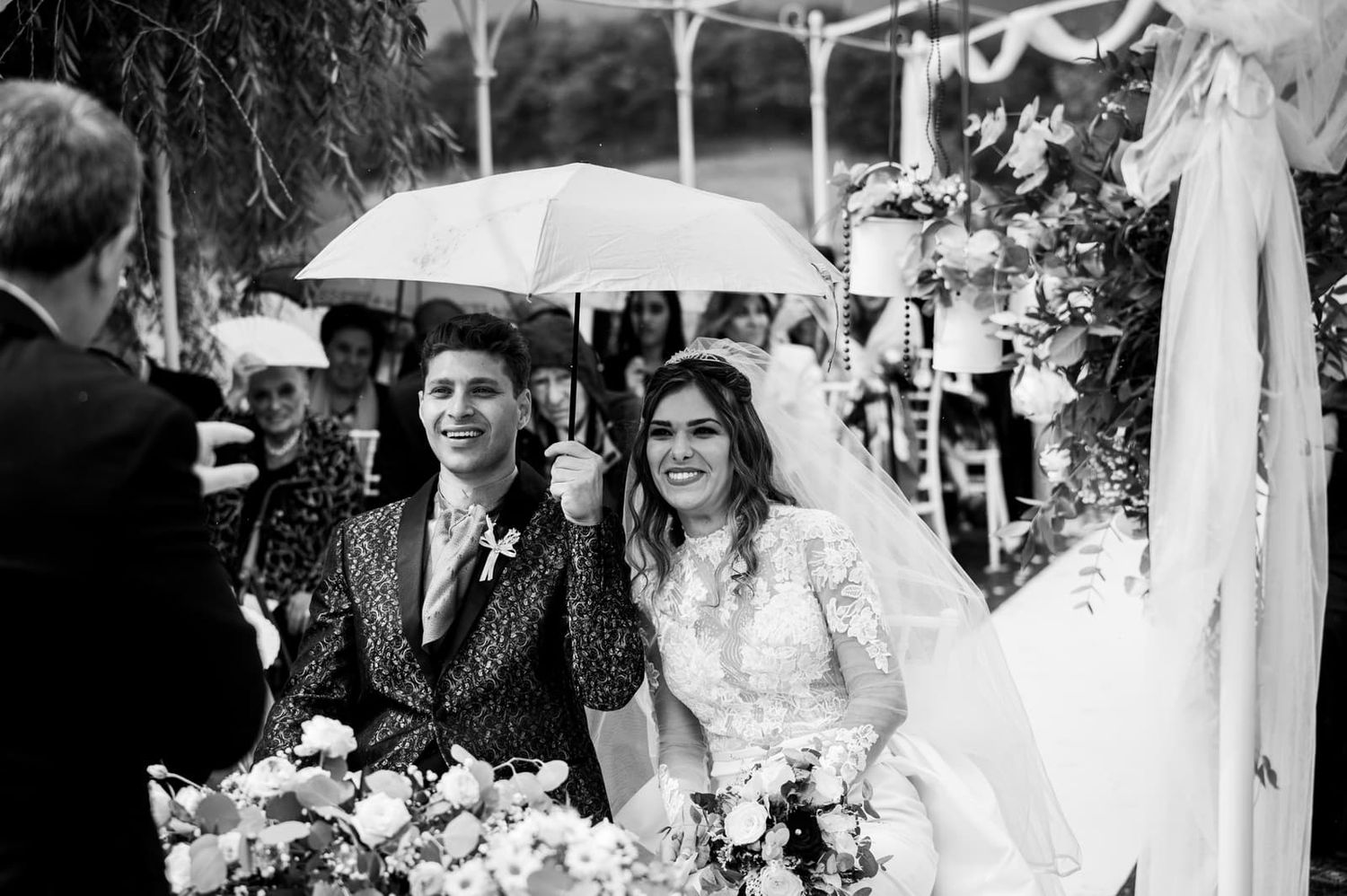 Cerimonia all'aperto sotto gli ombrelli quando arriva la pioggia, matrimonio a Il Lago Eventi, Montaione