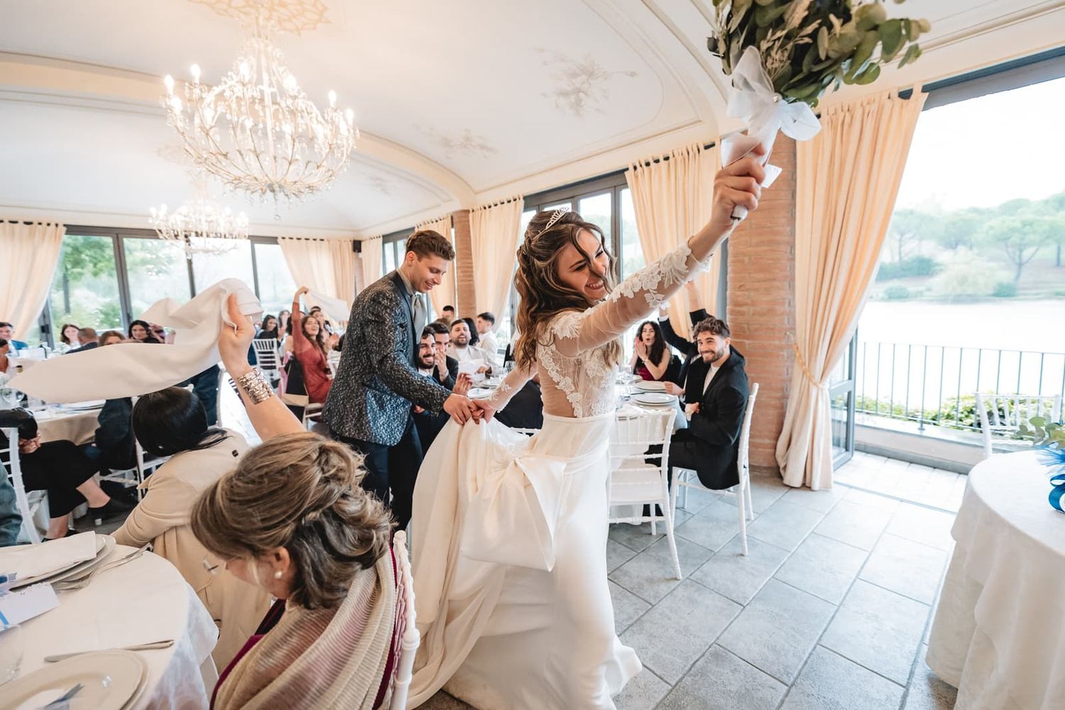 Ingresso della sposa nella sala del ricevimento tra gli applausi degli invitati, Il Lago Eventi, Montaione