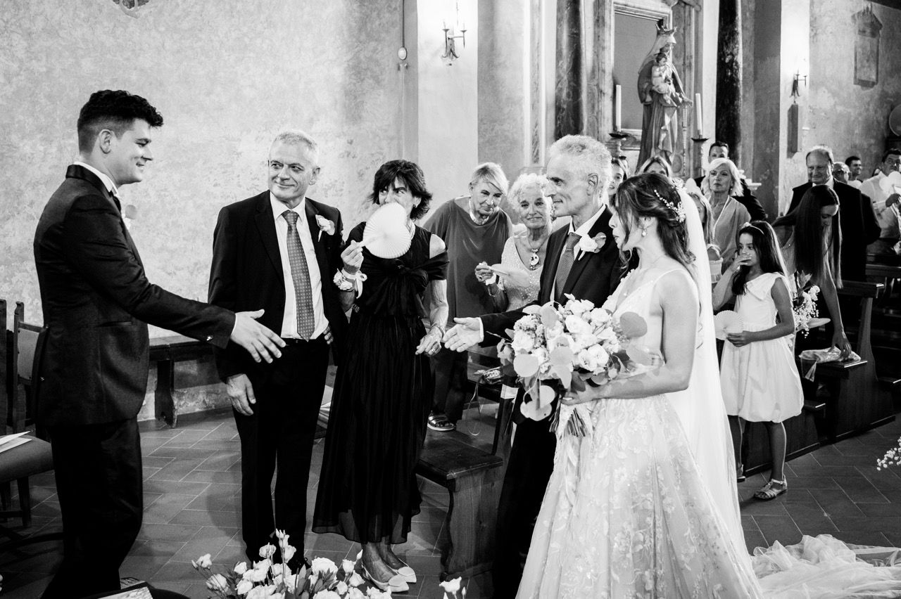 ingresso sposa nella chiesa di badia a elmi matrimonio cattolico