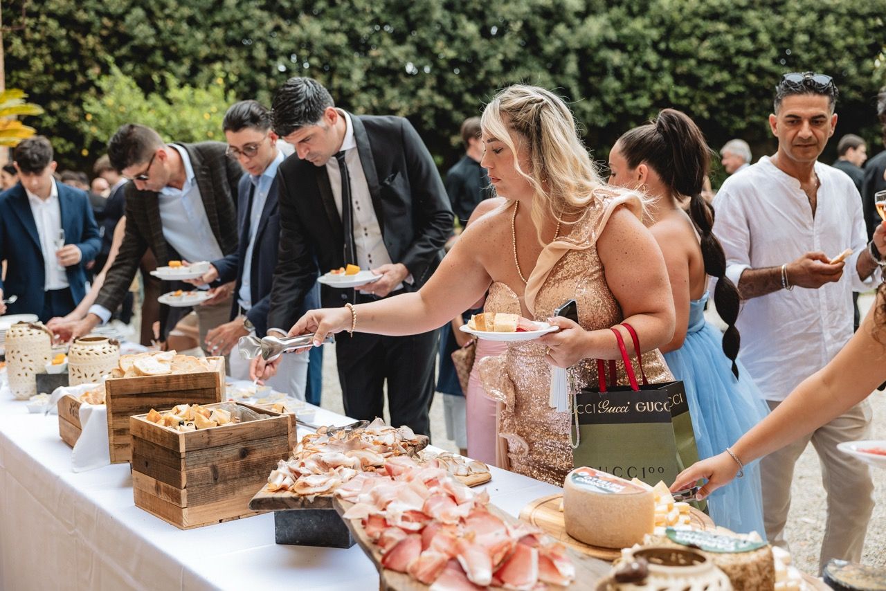 aperitivo matrimonio al castello di oliveto al tramonto