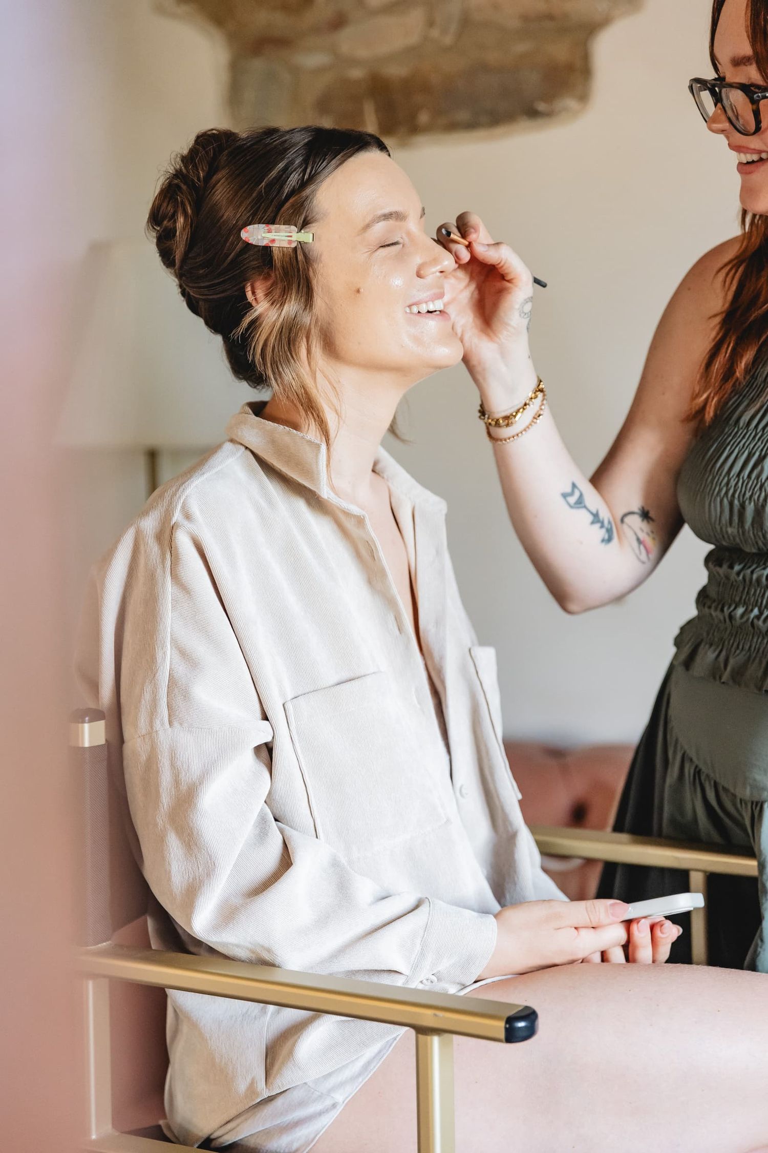 Make-up session with laughter during the preparations for an elopement at Villa Le Bolli