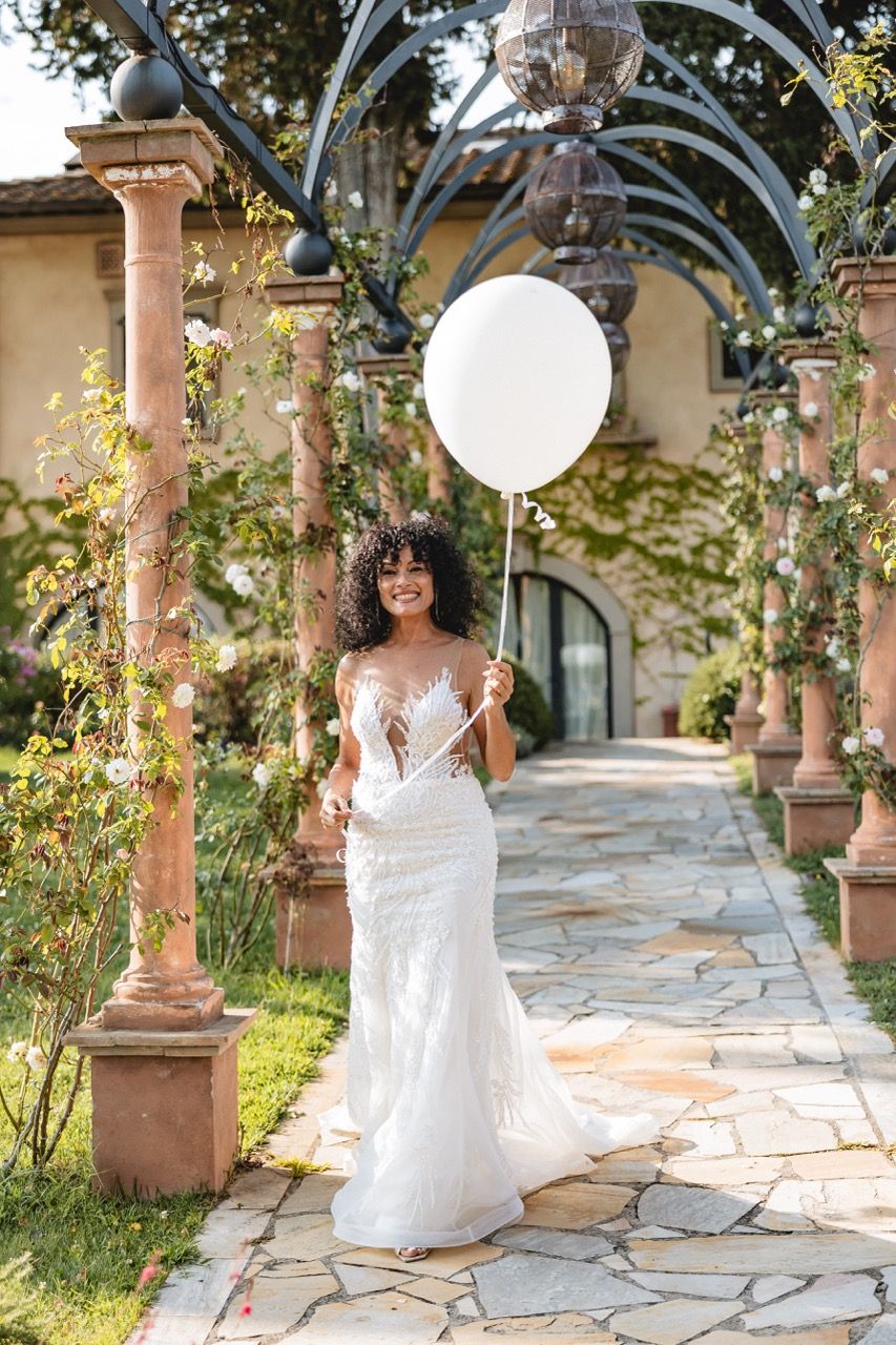 ingresso sposa sotto gli archi di tenuta corbinaia matrimonio civile