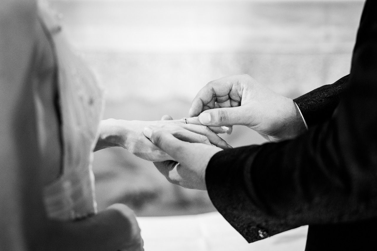 scambio anelli matrimonio cattolico nella chiesa di badia a elmi in toscana