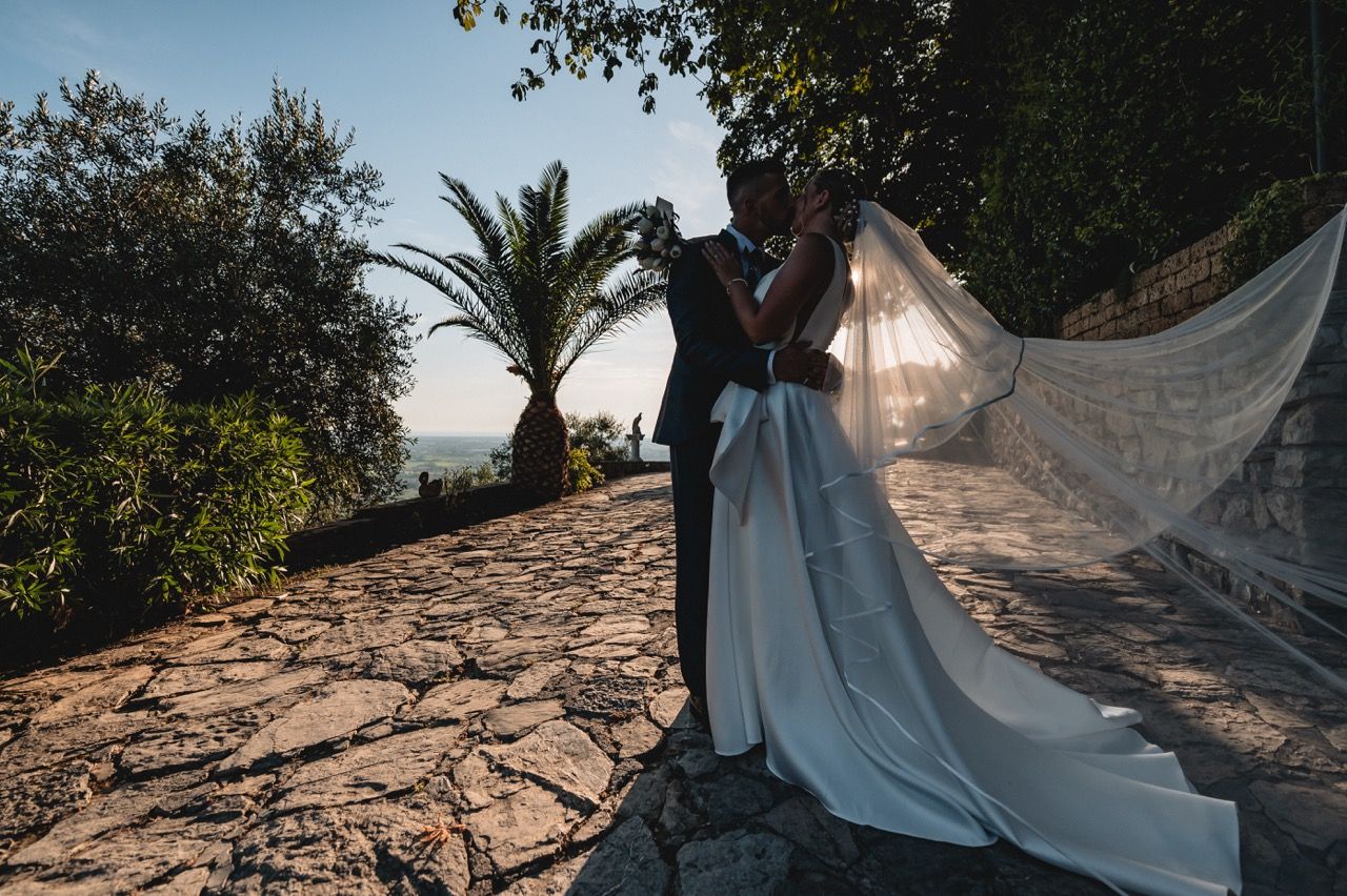 foto di coppia al tramonto a borgo degli aranci matrimonio in toscana
