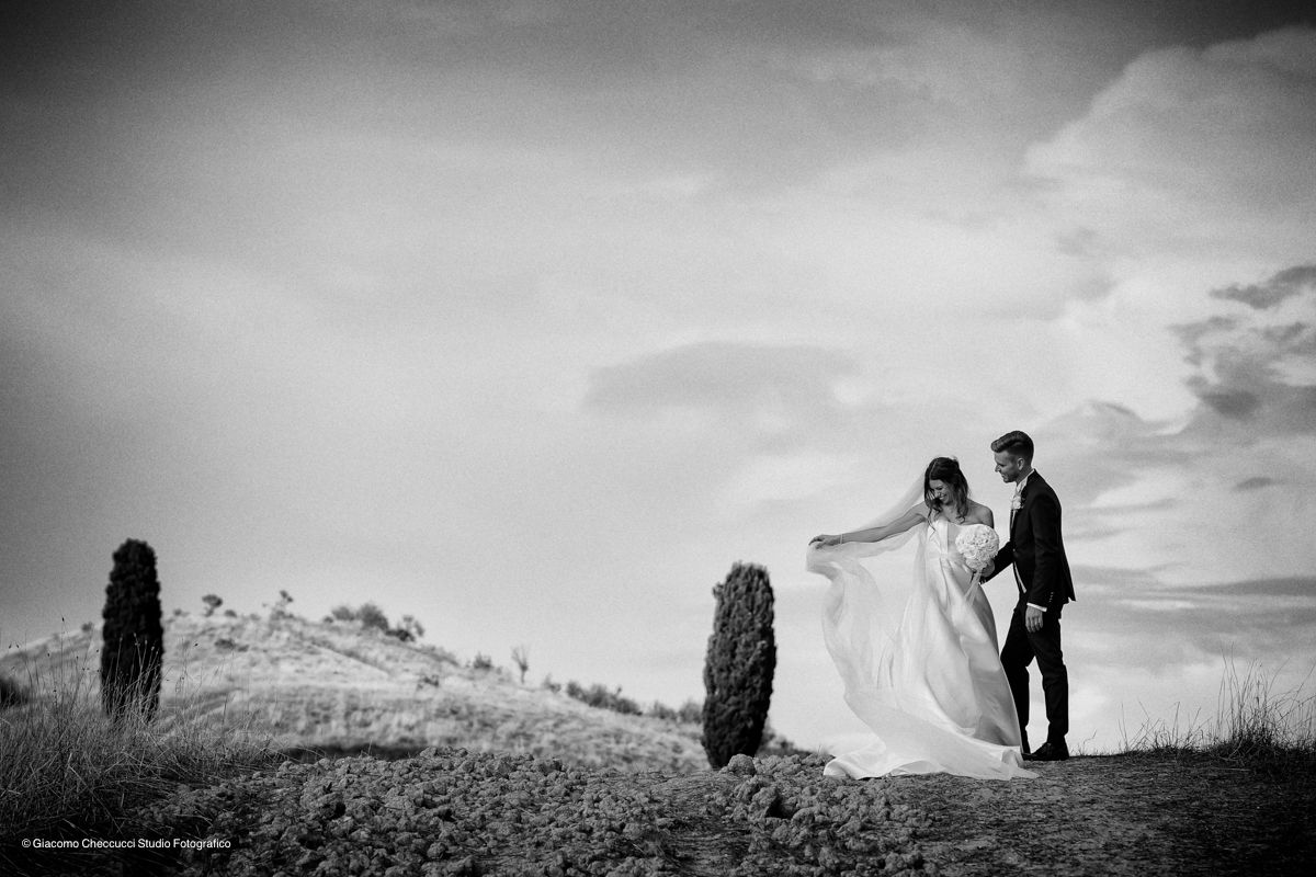 sposi sulle colline del parco canonica a certaldo alto fotografo matrimoni