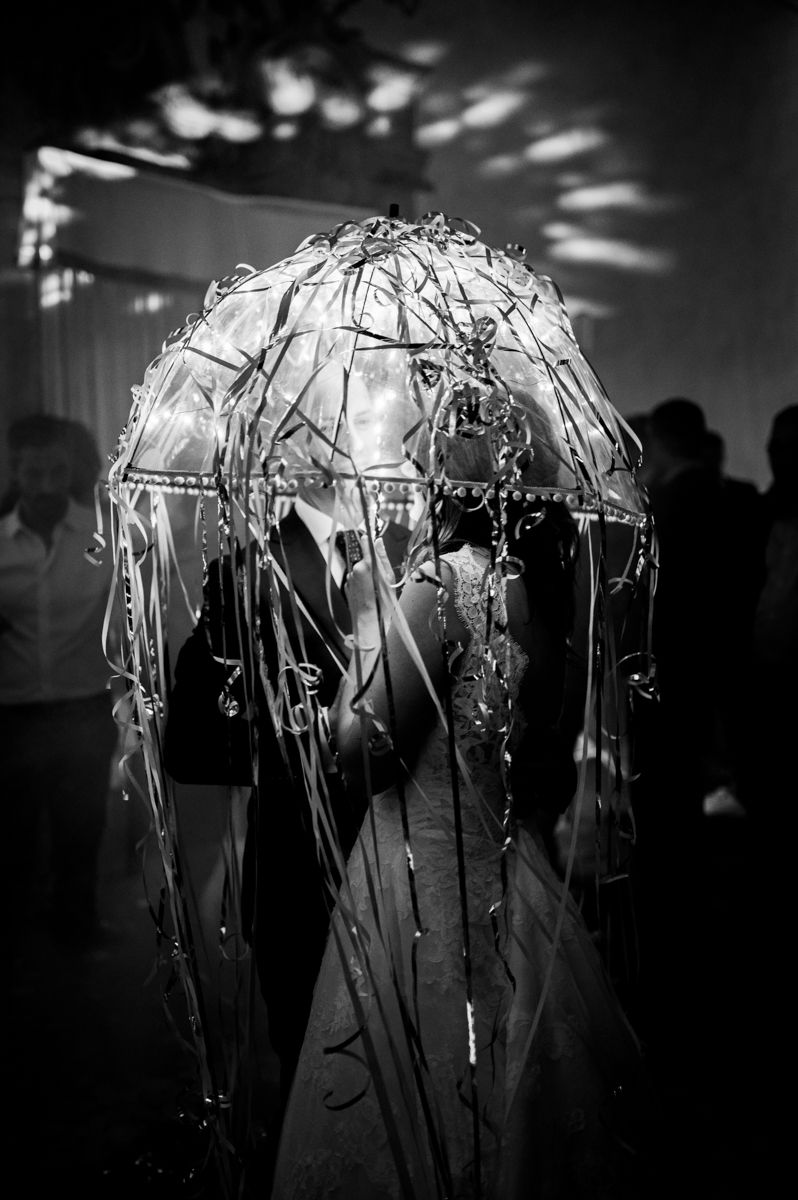 authentic-wedding-portrait-marie-cristopher-castello-di-oliveto-tuscany-black-and-white-creative-shot