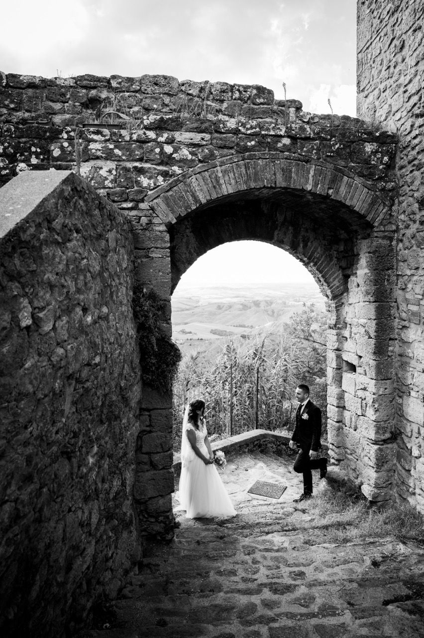 foto di coppia tra i vicoli di volterra matrimonio in toscana