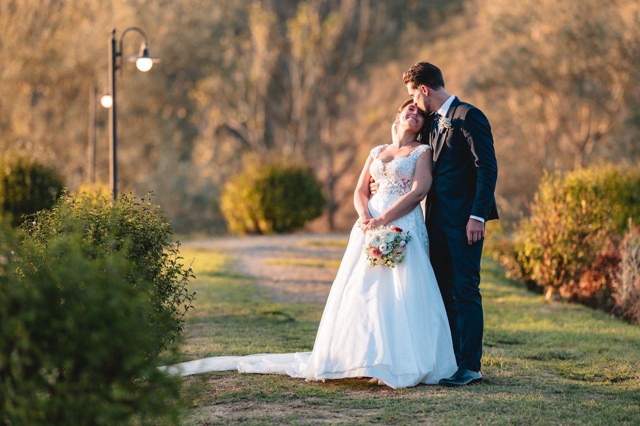sposi si guardano innamorati al tramonto sul lago video di matrimoni toscana cinematic-wedding-film-tuscany-documentary-style