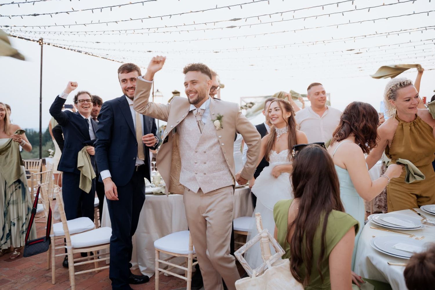 Ingresso degli sposi al ricevimento tra gli applausi degli invitati, matrimonio a Villa il Petriccio