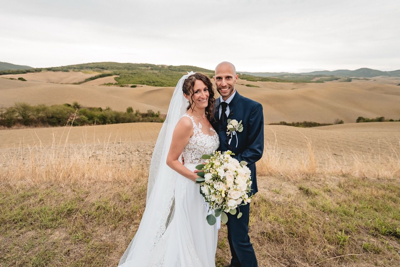 shooting-coppia-colline-volterra-cipressi-toscani