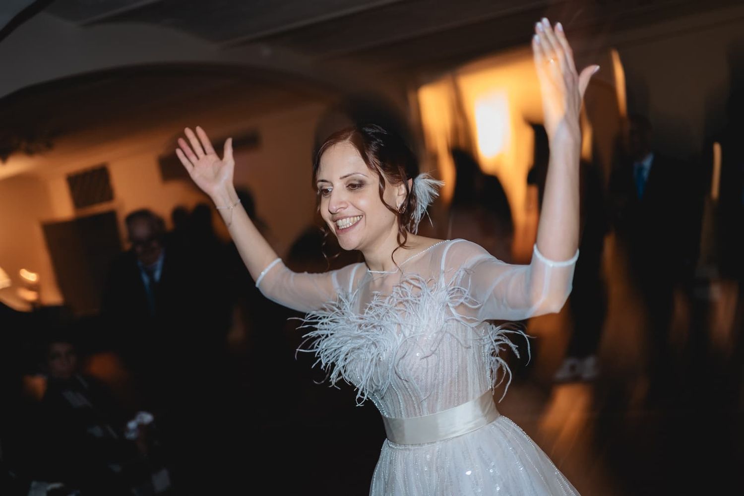 La sposa balla a braccia alzate durante la festa finale a Villa il Petriccio, matrimonio invernale in Toscana