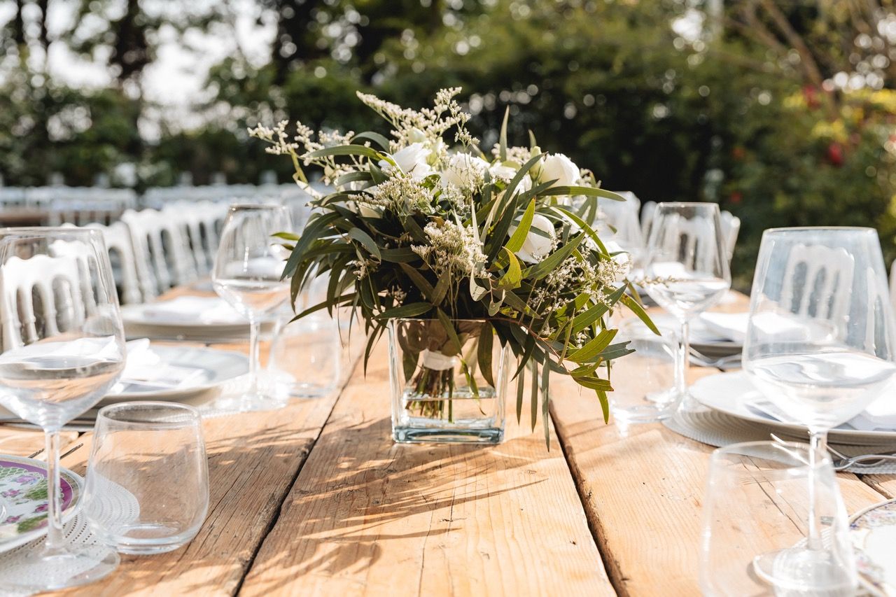 allestimento tavoli matrimonio nelle sale interne del paese dei campanelli