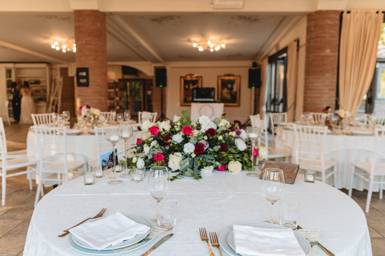allestimento-tavoli-ricevimento-sala-interna-il-lago-eventi
