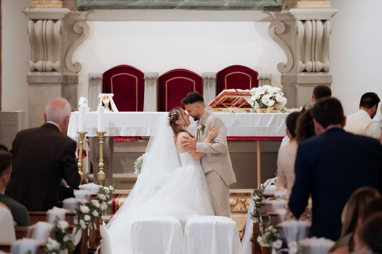 Il primo bacio degli sposi davanti all'altare della Chiesa di Santo Stefano a Capraia Fiorentina