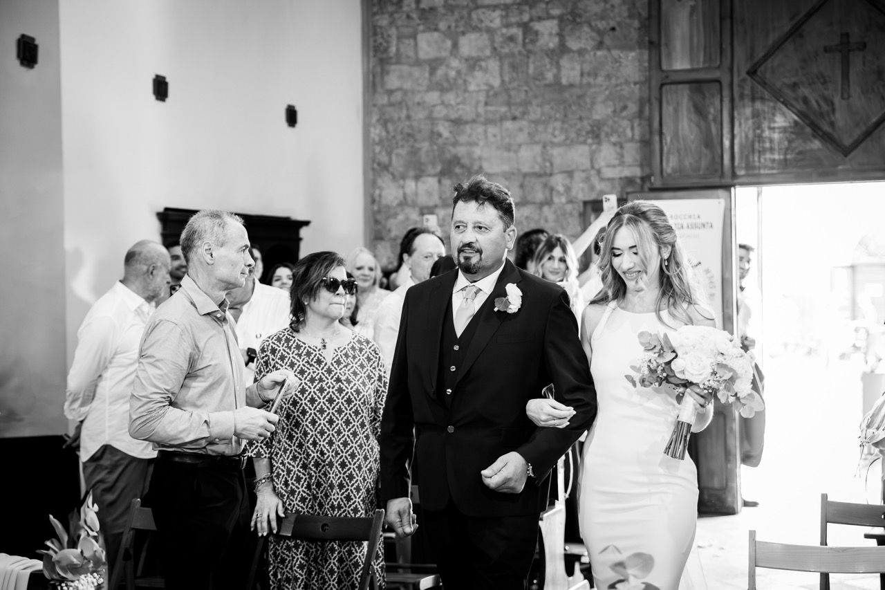 ingresso sposa nella chiesa di monteriggioni matrimonio cattolico