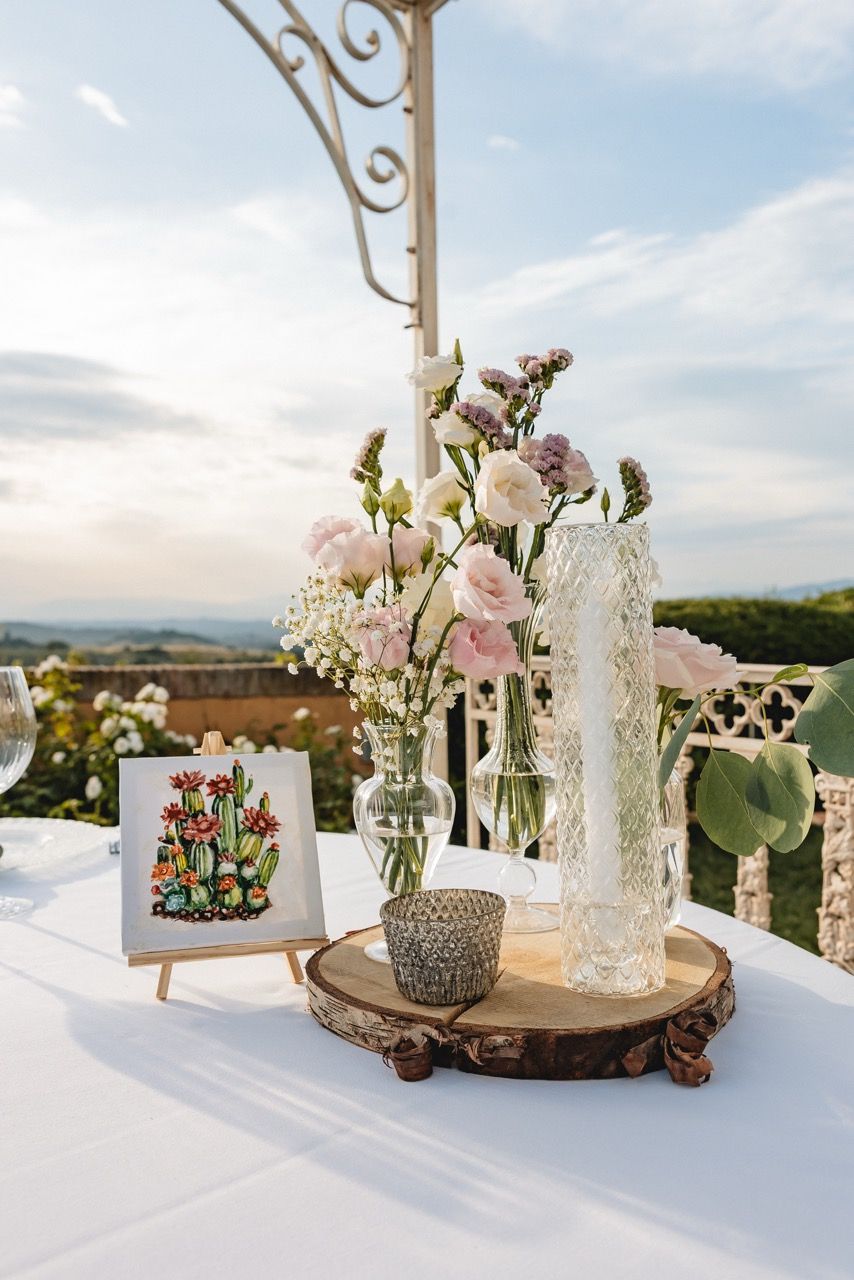 dettaglio-allestimento-matrimonio-toscana-fiori-dipinto-villa-petriccio
