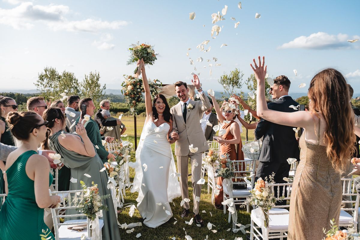 candid-wedding-storytelling-vania-michael-la-rimessa-experience-tuscany-petal-toss