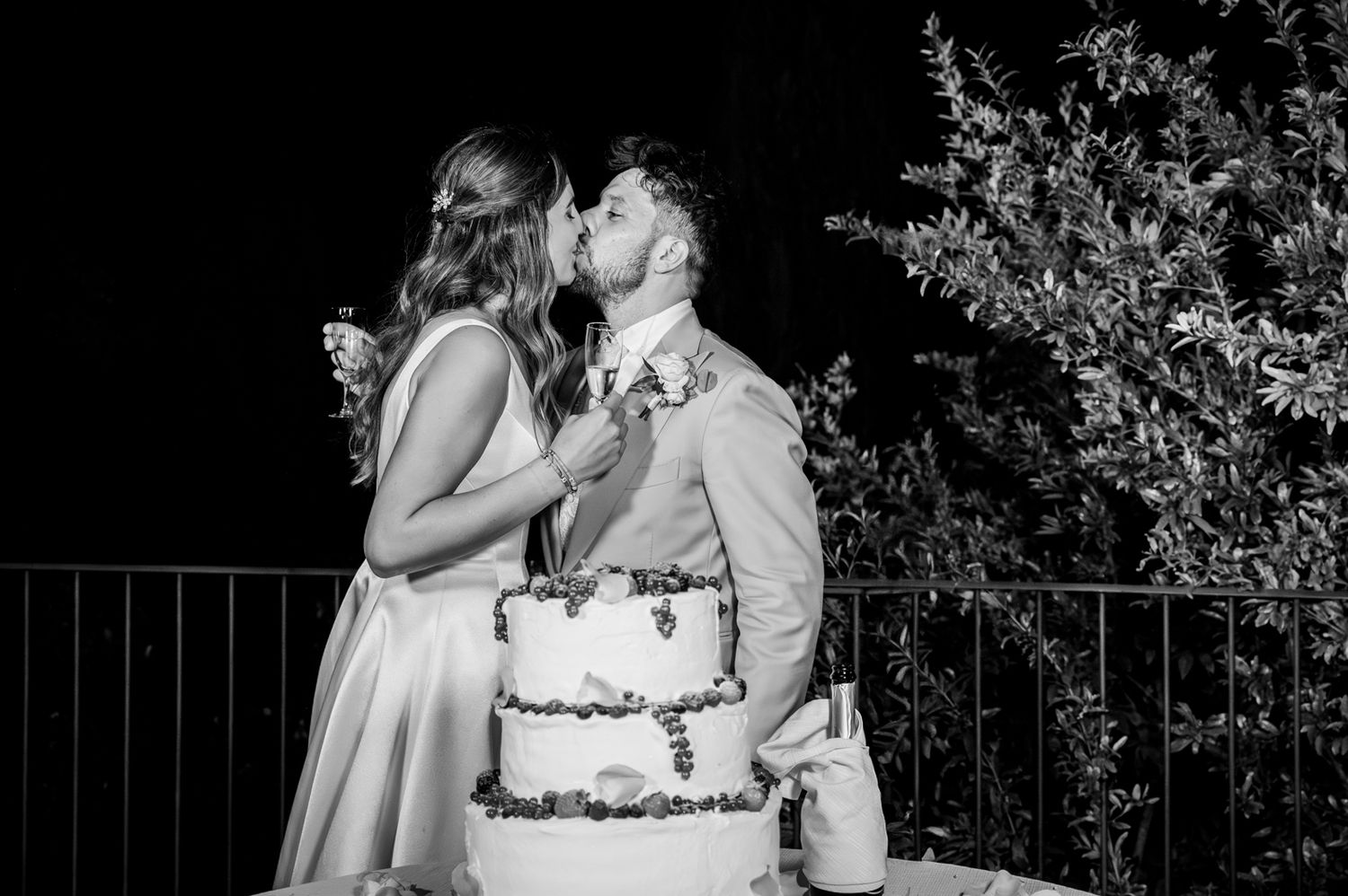 taglio-torta-piscina-matrimonio-villa-il-petriccio