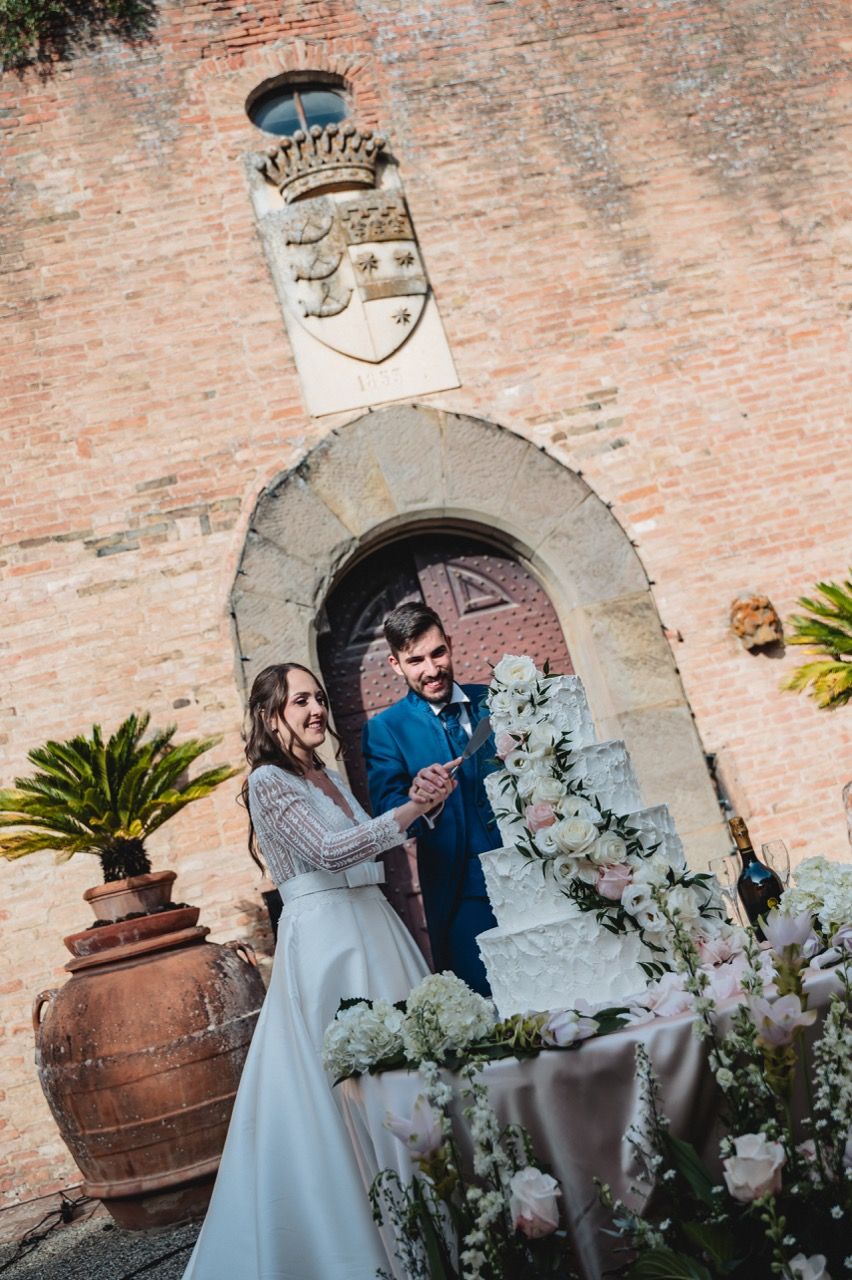 taglio-torta-matrimonio-giardino-esterno-castello-oliveto