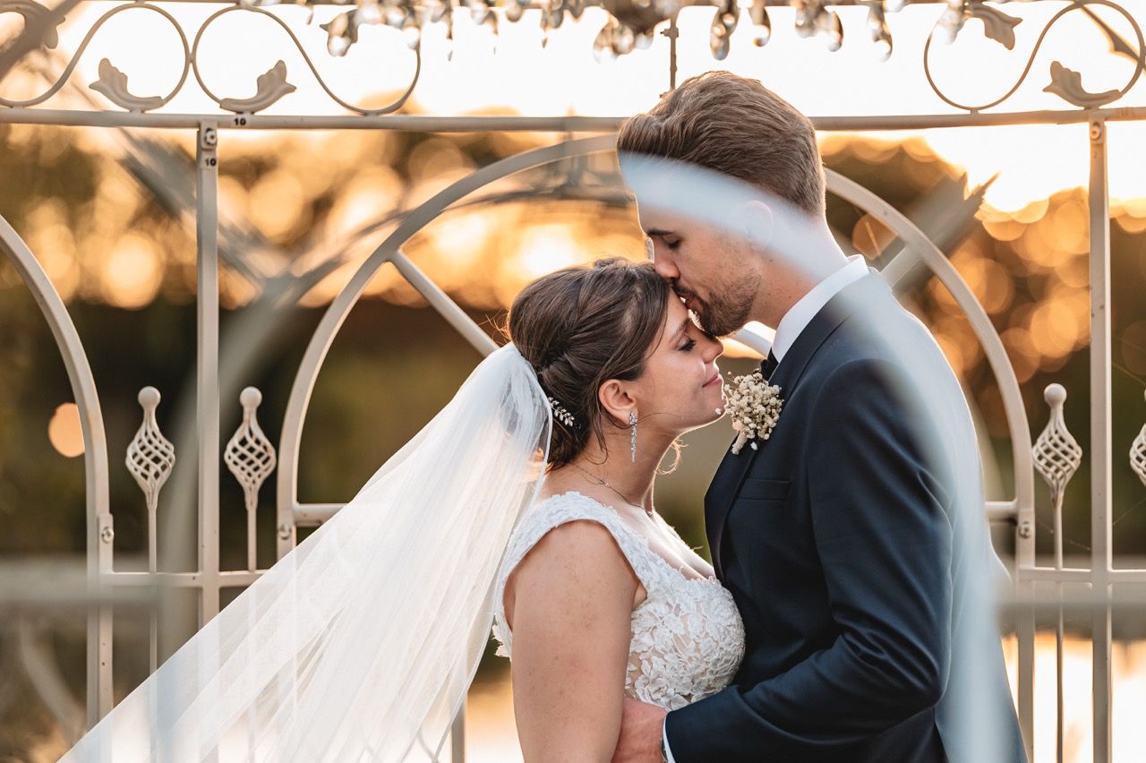 SPOSI-SI-BACIANO-AL-TRAMONTO-IL-LAGO-EVENTI-FOTOGRAFO-MATRIMONI-REPORTAGE
