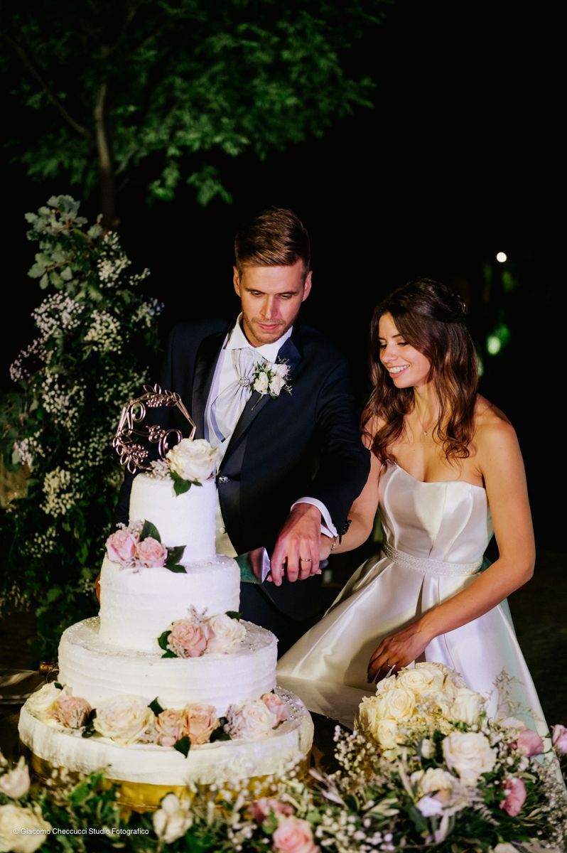taglio torta matrimonio al lago eventi montione