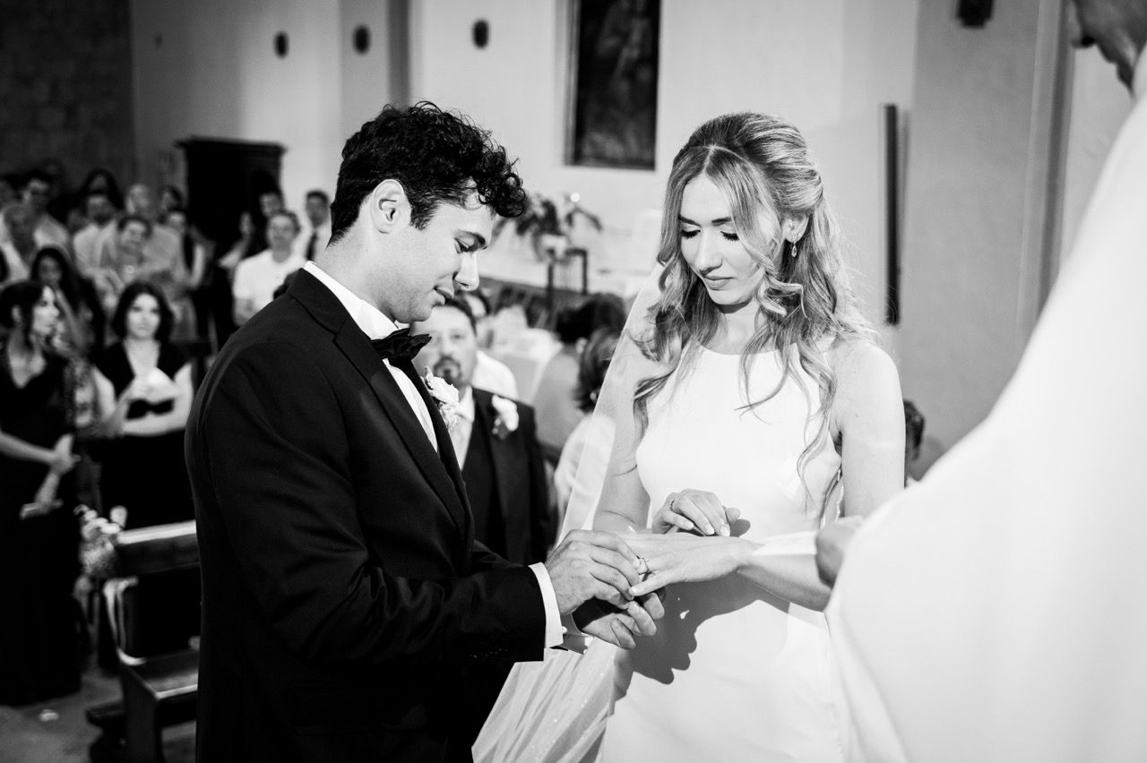 scambio anelli matrimonio cattolico nella chiesa di monteriggioni