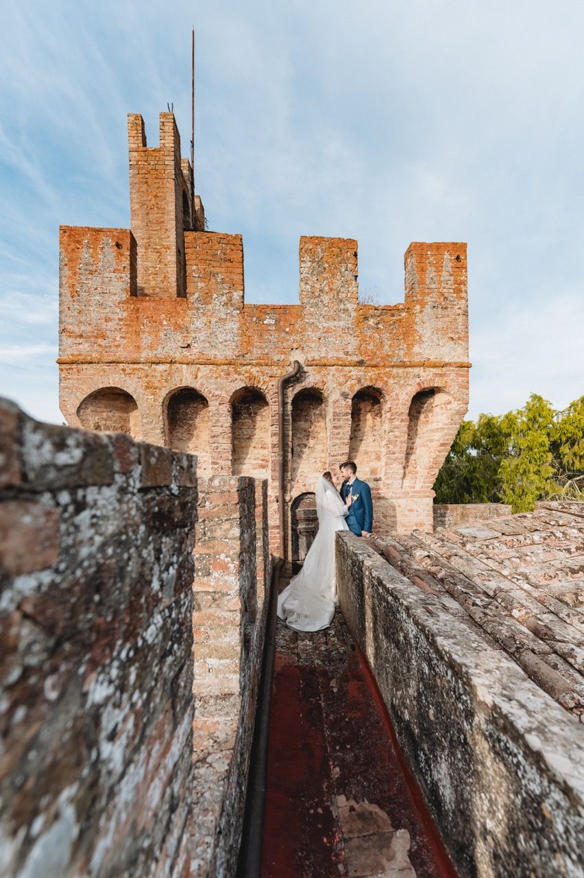 foto-sposi-sui-merletti-del-castello-di-oliveto-tramonto