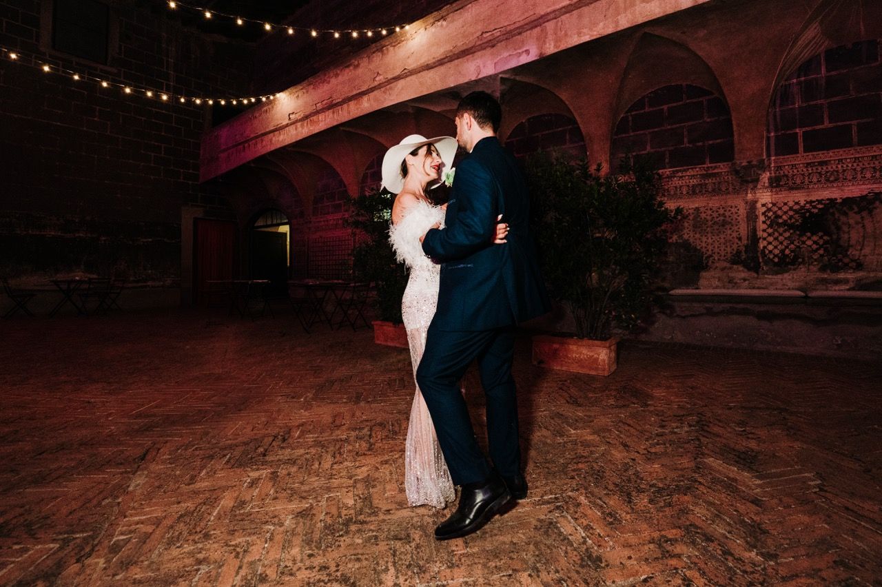 ballo degli sposi sotto le luci nel giardino del castello di oliveto