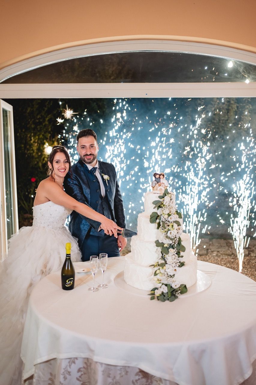 taglio torta matrimonio nella sala interna di perlamora