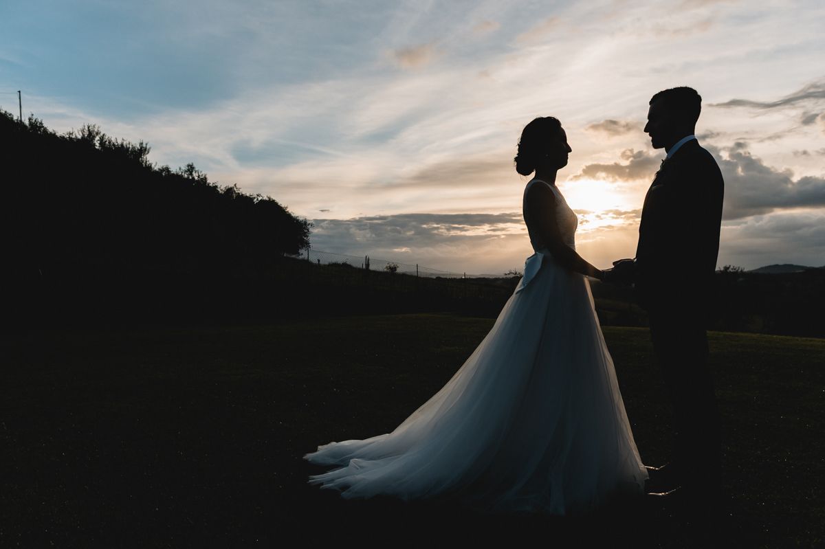 candid-wedding-storytelling-allison-leeland-relais-di-dimora-de-coloni-tuscany-sunset-silhouette