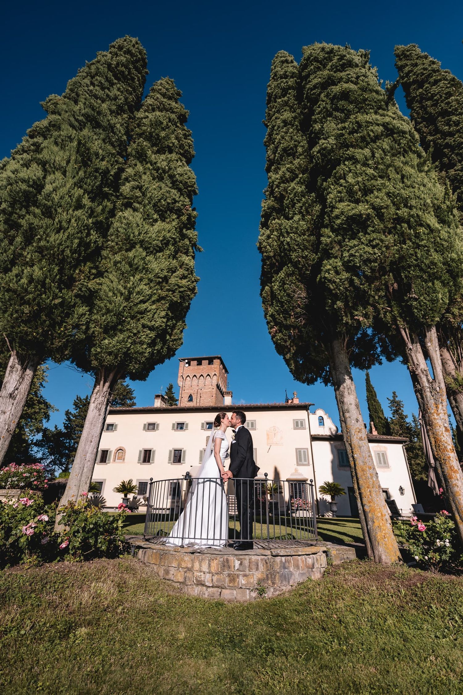 Gli sposi tra i cipressi con la villa dell'Antica Fattoria Paterno sullo sfondo, Montespertoli