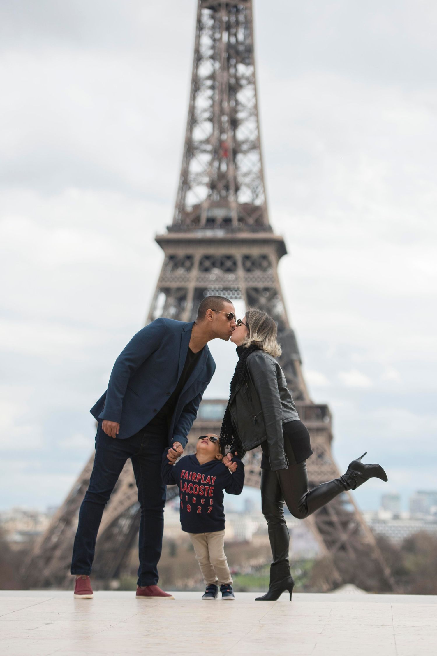 Romantic photo sequence in front of the Eiffel Tower in Paris.